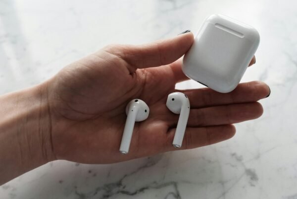 why wont my airpods connect